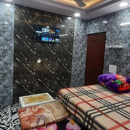 Aggarwal Luxury Room With Private Kitchen Washroom And Balcony Along With Fridge, Ac, Android Tv, Wifi In Main Lajpat Nagar New Delhi Buitenkant foto