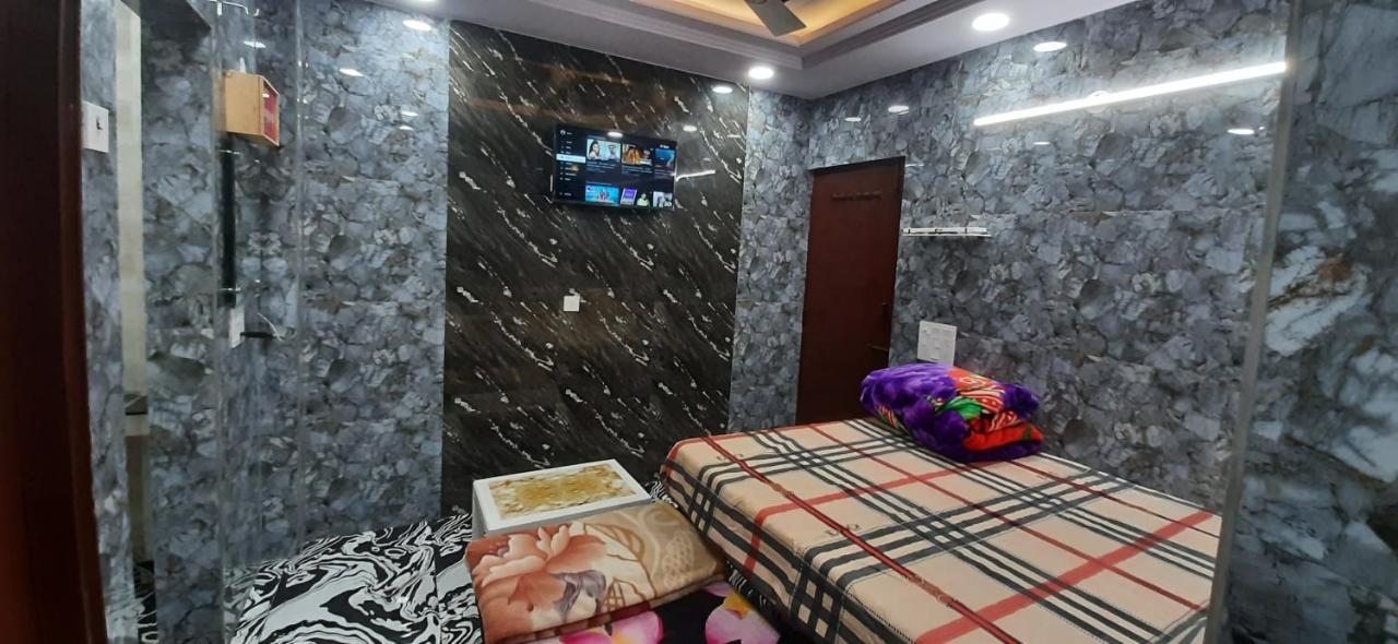 Aggarwal Luxury Room With Private Kitchen Washroom And Balcony Along With Fridge, Ac, Android Tv, Wifi In Main Lajpat Nagar New Delhi Buitenkant foto