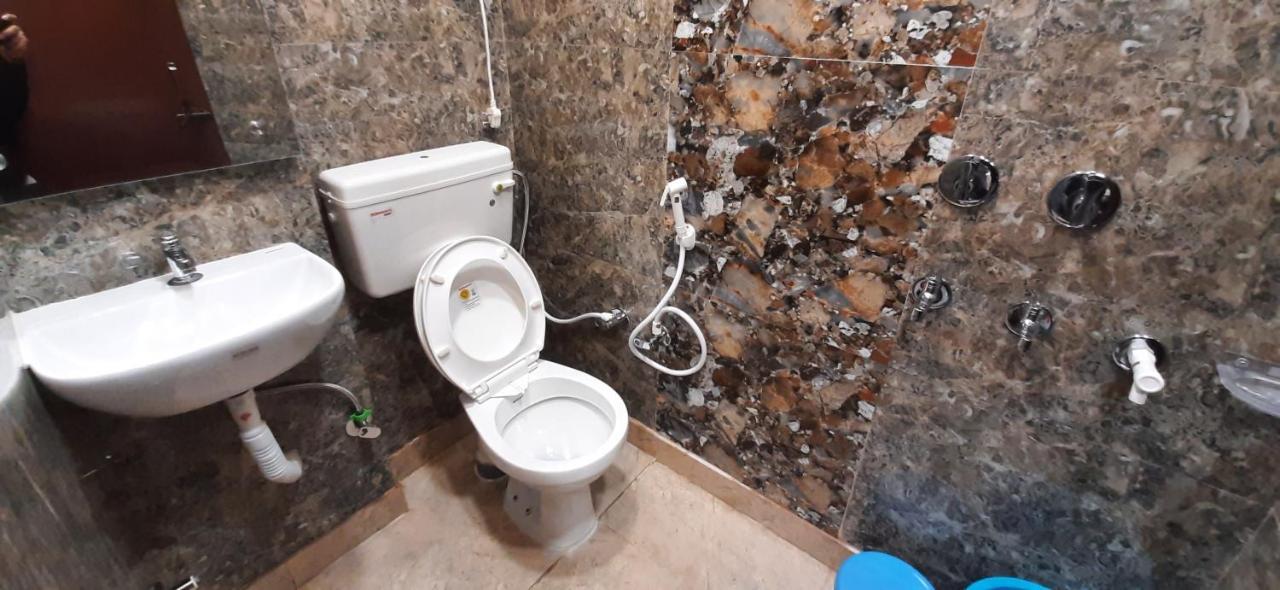 Aggarwal Luxury Room With Private Kitchen Washroom And Balcony Along With Fridge, Ac, Android Tv, Wifi In Main Lajpat Nagar New Delhi Buitenkant foto