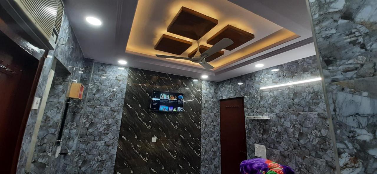 Aggarwal Luxury Room With Private Kitchen Washroom And Balcony Along With Fridge, Ac, Android Tv, Wifi In Main Lajpat Nagar New Delhi Buitenkant foto