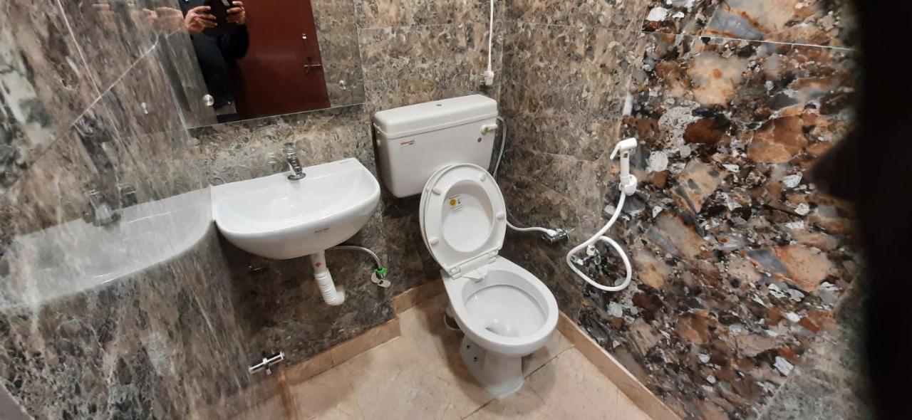 Aggarwal Luxury Room With Private Kitchen Washroom And Balcony Along With Fridge, Ac, Android Tv, Wifi In Main Lajpat Nagar New Delhi Buitenkant foto