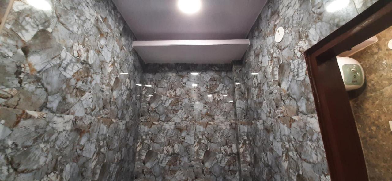 Aggarwal Luxury Room With Private Kitchen Washroom And Balcony Along With Fridge, Ac, Android Tv, Wifi In Main Lajpat Nagar New Delhi Buitenkant foto